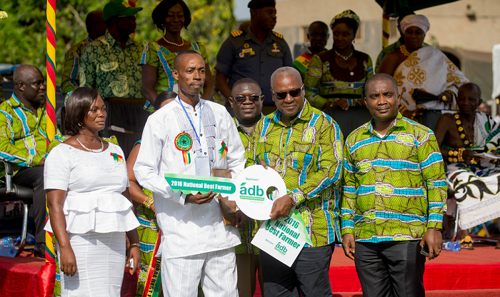 President Mahama presenting a dummy key to a three-bedroom house to Mr Robert Crentsil, the 2016 National Best Farmer